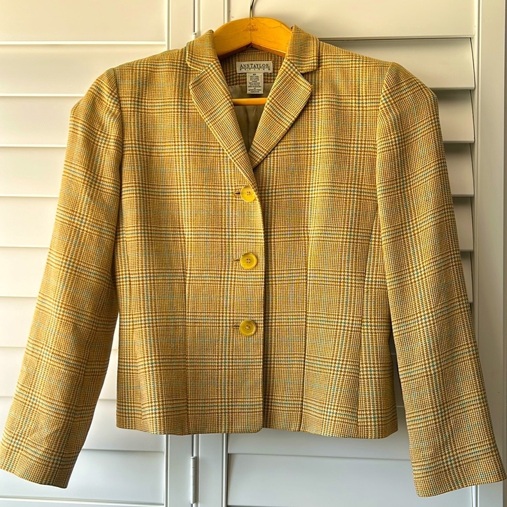 Ann Taylor Petites suit blazer for business. Size 6